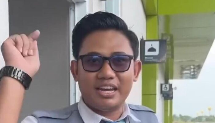 **Emak-emak Emosi! Balitanya Dilarang Naik Kereta-Disuruh Tinggal di Stasiun Mandai, Maros**