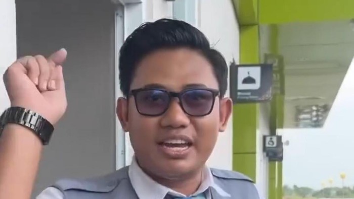 **Emak-emak Emosi! Balitanya Dilarang Naik Kereta-Disuruh Tinggal di Stasiun Mandai, Maros**