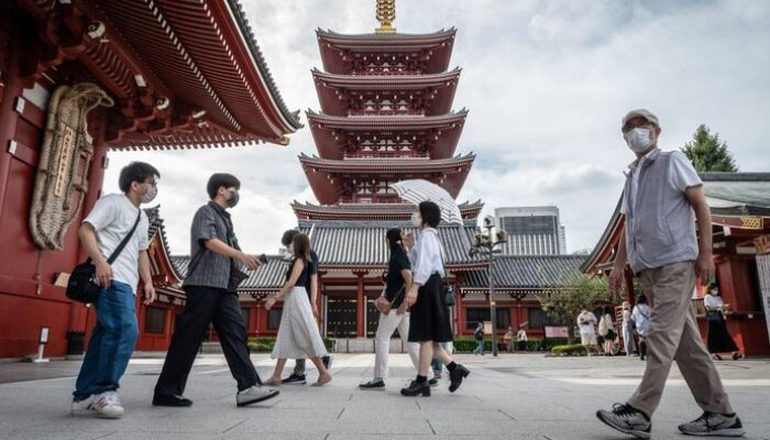 “Turis Nakal Mutilasi Pagar Kayu Kuil Tertua Kyoto: Skandal yang Menyedihkan Tradisi Jepang”