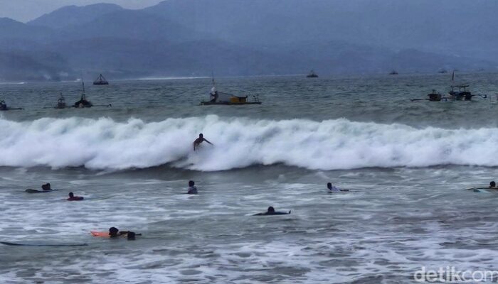 Dari Sarang Ular ke Surga Surfing: Kisah Pantai Cikembang Sukabumi