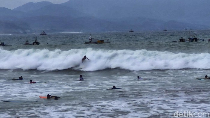 Dari Sarang Ular ke Surga Surfing: Kisah Pantai Cikembang Sukabumi