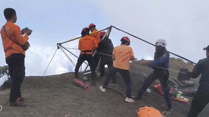 **Rescue Essential: Bagaimana Pemandu dan Porter Gunung Rinjani Harus Bersiap untuk Kecelakaan Pendaki**