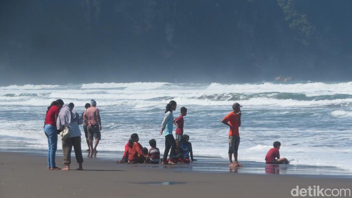 **Sultan HB X: Hindari Mandi di Pantai Parangtritis, Yuk Intip Pesona Lainnya!**