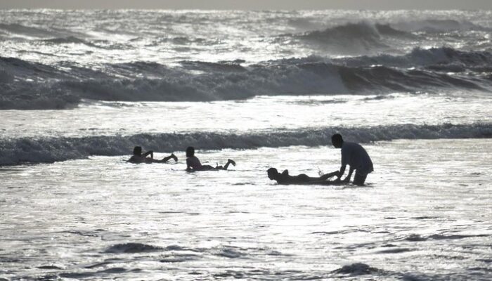 Sri Sultan Larang Wisatawan Mandi di Pantai Parangtritis, Ini Kata Pakar Laut – Update 1