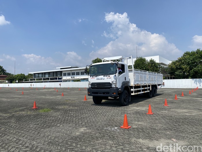 Menjajal Jadi Sopir Truk: Kenali Blind Spot, Selamatkan Hidup!