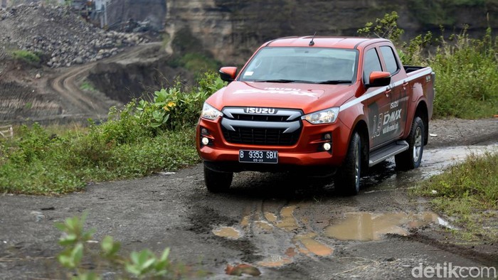 Ini Jawabannya, Alasan Mobil Pertambangan Pakai Antena Panjang: Spesifikasi dan Teknologi Isuzu Astra