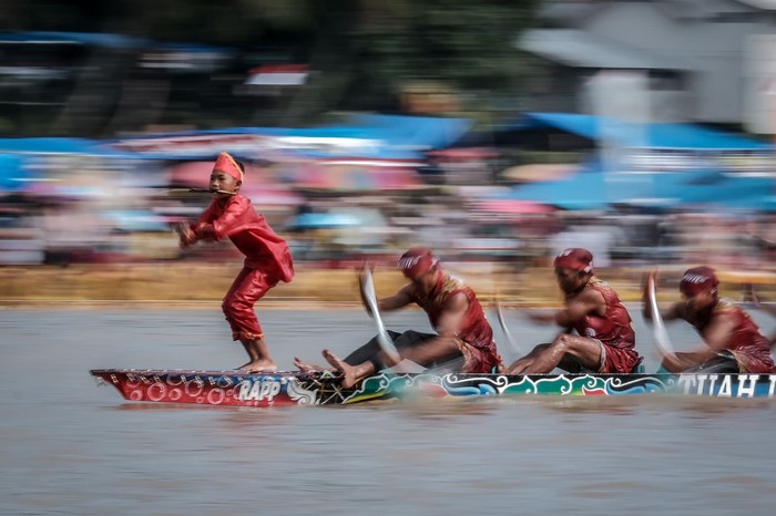 **Penari Cilik Pacu Jalur: Serba-Serbi Pesona Viral yang Memukau**