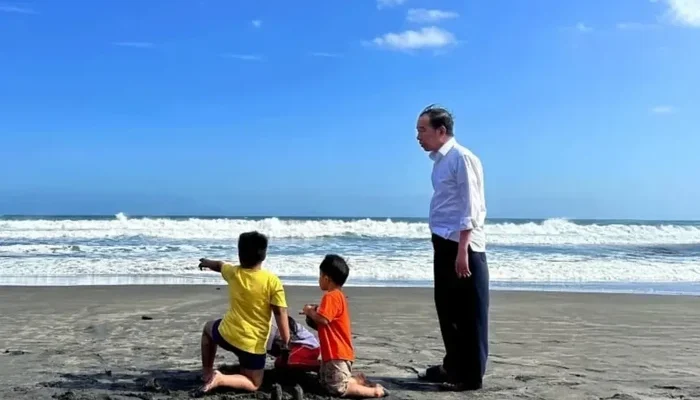 **Ide Liburan Sekolah Bersama Cucu ala Jokowi: Main ke Pantai eksotis di Banten**
