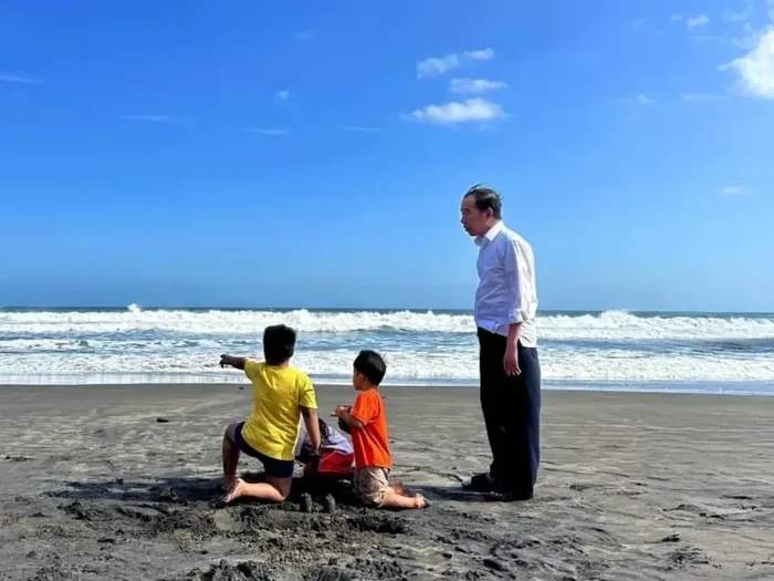 **Ide Liburan Sekolah Bersama Cucu ala Jokowi: Main ke Pantai eksotis di Banten**