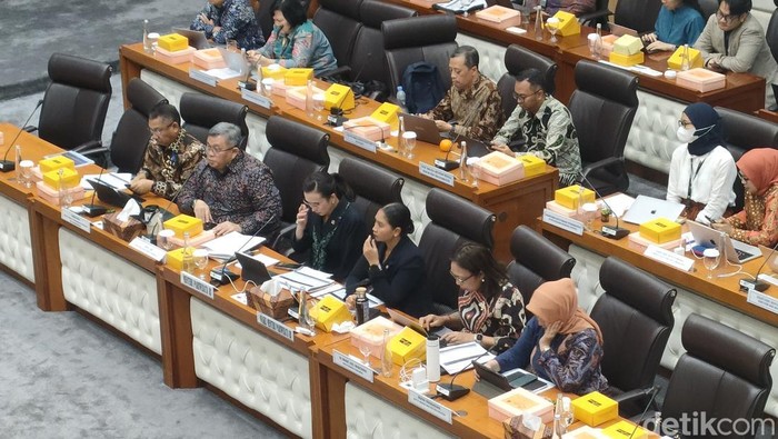 **DPR Tegur Menpar Widiyanti, Kiamat Pariwisata di Gunung Rinjani?**