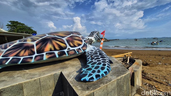**Wajah Baru Patung Penyu Alun-alun Gadobangkong, Tak Lagi Pakai Kardus**