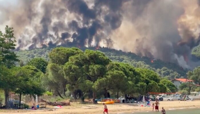 **Petualangan di Pulau Kreta: Kisah Kebakaran Besar dan Evakuasi 1.500 Orang**