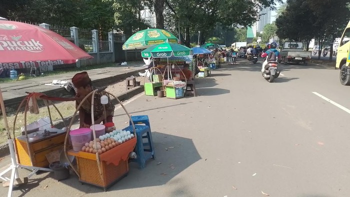 Menyusuri Duka Pedagang Kerak Telor di PRJ: Omzet Turun, Belum Balik Modal