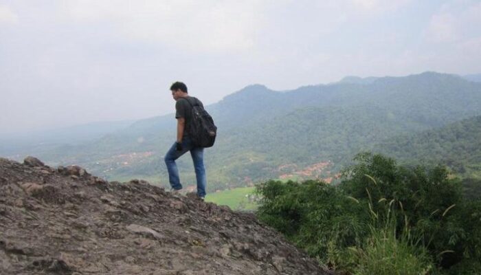 **Terpopuler: 5 Destinasi Alam Lebih Sepi dari Puncak, Termasuk Gunung Pancar!**