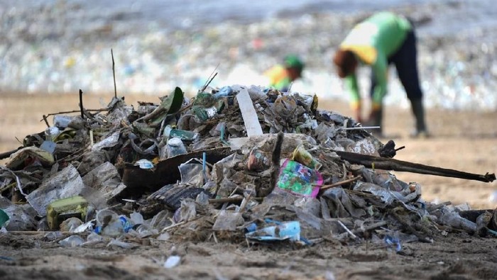 **Kemendagri Kaji Larangan Air Kemasan Kecil di Bali, Menjaga Kelestarian Pulau Dewata**