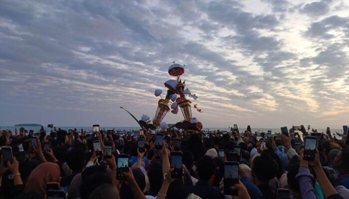 **Tabuik Pariaman 10 Muharam: Tradisi Eksotis yang Menarik Ribuan Wisatawan**