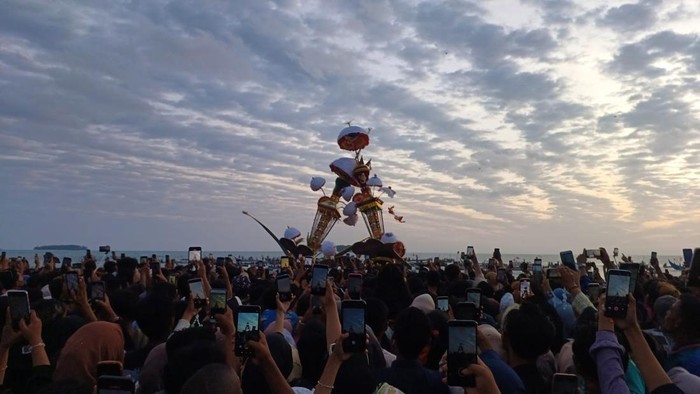 **Tabuik Pariaman 10 Muharam: Tradisi Eksotis yang Menarik Ribuan Wisatawan**