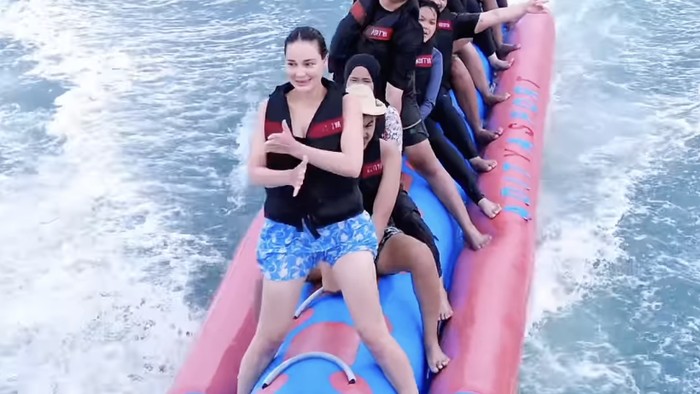 **Luna Maya Berjoget di Banana Boat, Ikut Tren Aura Farming dari Kuantan Singingi**