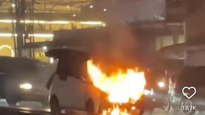 **Sebelum Terbakar, Wuling Air EV Sempat Tabrak Kendaraan Lain: Investigasi Mendalam**