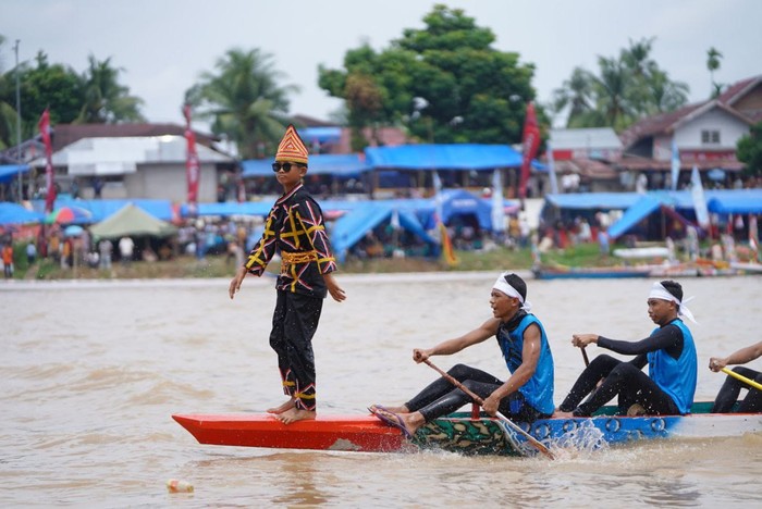 **Mengenal Sungai Kuantan, Tempat Pacu Jalur yang Viral Mendunia**