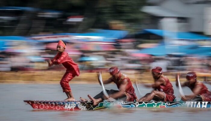 “Pacu Jalur Viral Diklaim Malaysia, Gubernur Riau: Fakta dan Realita yang Mempertanyakan”