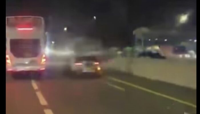 **Viral Bus Pepet-Adang Mobil PJR Polisi, Kok Bisa?**