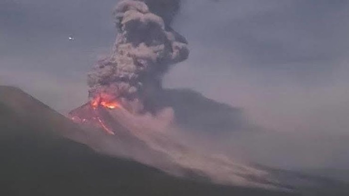 **Gunung Lewotobi Erupsi, Batik Air Batalkan Penerbangan ke Labuan Bajo**