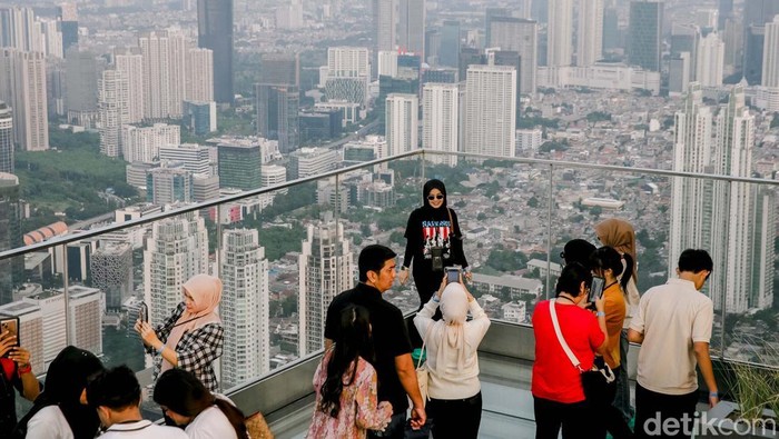 **Wussh! Naik Lift ke Lantai 99 Autograph Tower dalam 40 Detik, Indahnya Jakarta dari Atas!**