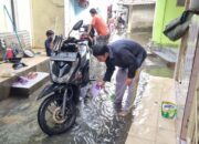 Warga Cuci Motor dengan Air Banjir: Bahaya yang Mungkin tidak Diketahui