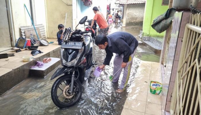 Warga Cuci Motor dengan Air Banjir: Bahaya yang Mungkin tidak Diketahui
