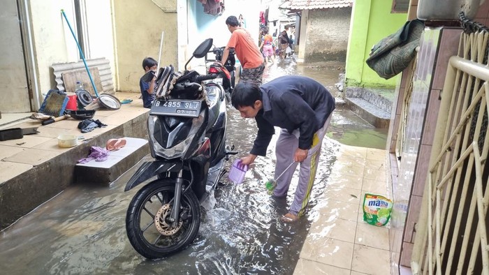 Warga Cuci Motor dengan Air Banjir: Bahaya yang Mungkin tidak Diketahui