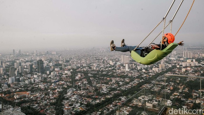 **Up at Thamrin Nine: Ayunan di Lantai 100, Tak Peduli Usia!**