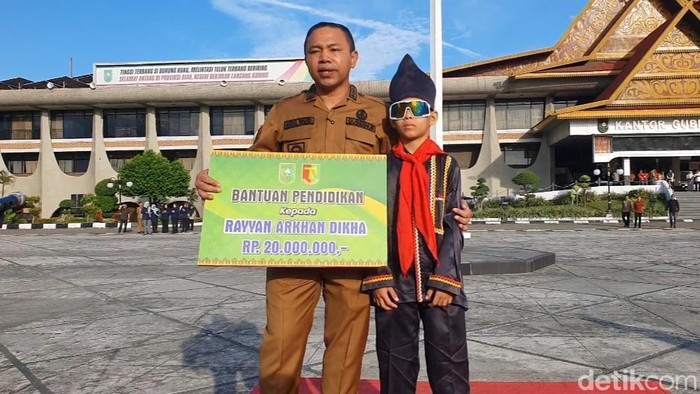 **Penari Cilik Pacu Jalur Rayyan Dikha: Duta Pariwisata Riau yang Menawan**