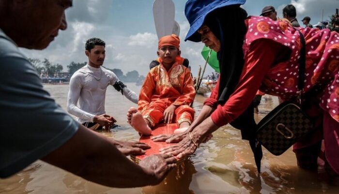 **Ritual Eksotis Sebelum Pacu Jalur di Kuantan Singingi: Tradisi Menakjubkan yang Wajib Diketahui**