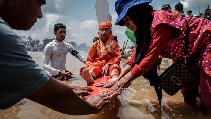 **Ritual Eksotis Sebelum Pacu Jalur di Kuantan Singingi: Tradisi Menakjubkan yang Wajib Diketahui**