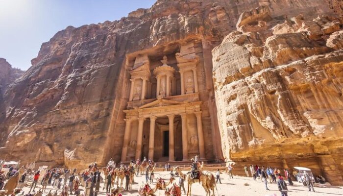 Perang Iran-Israel Memicu Penurunan Drastis Kunjungan Turis ke Petra, Yordania