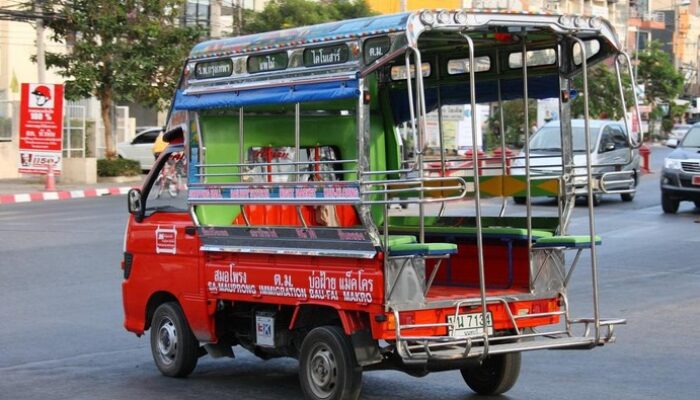 Turis Thailand Favorit Naik Angkot: Murah, Santai, Melokal