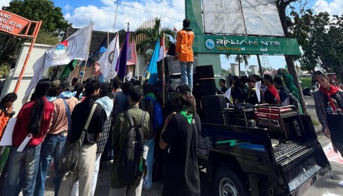 Mapala Demo! Tolak Keras Seaplane dan Glamping di Gunung Rinjani: Perjuangan Menyelamatkan Alam