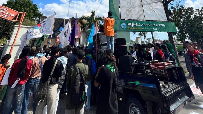 Mapala Demo! Tolak Keras Seaplane dan Glamping di Gunung Rinjani: Perjuangan Menyelamatkan Alam