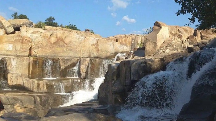 Arus Maut di Air Terjun Favorit India: 5 Wisatawan dalam Kebakaran!