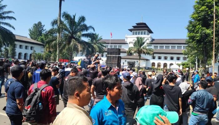 **Asosiasi Jip Merapi Ikutan Demo! Minta Gubernur Dedi Tak Larang Study Tour**