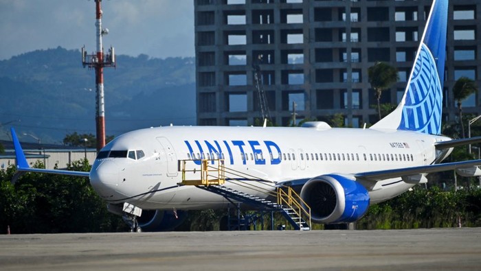 **Misteri Pesawat United Airlines: Kabin Berasap Saat Layanan Makanan, Putar Balik dari London ke California**