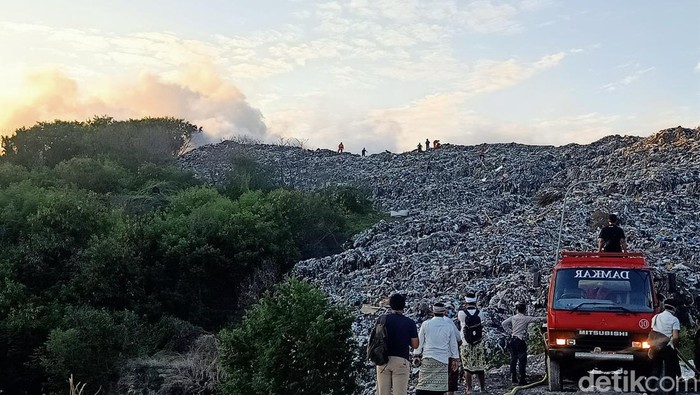 [JUJURLAH! Apakah TPA Suwung Layak Jadi Destinasi Wisata di Bawah Ambisi Koster?]