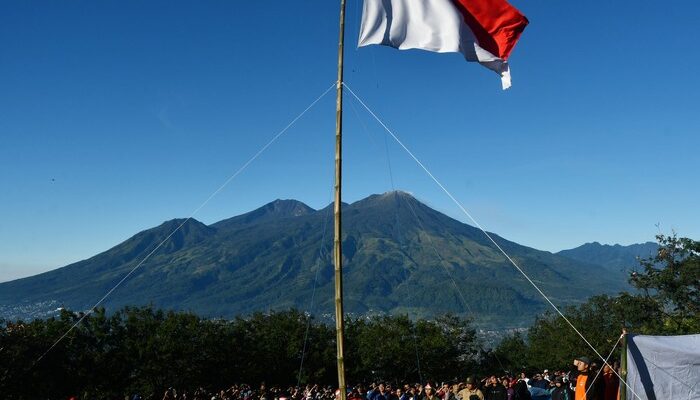 5 Upacara Bendera Paling Unik di Indonesia: dari Bawah Laut Hingga Puncak Gunung – Update 1