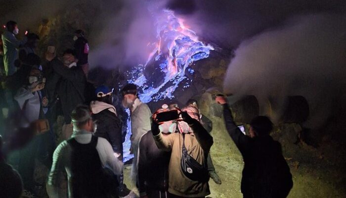 “Pemandu Wisata Kawah Ijen Serius Belajar Bahasa Mandarin, Menjelajahi Horison Baru Wisata Indonesia”