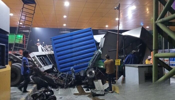 Truk Rem Blong Tabrak Gerbang Tol Ciawi: Kejadian Lagi Bikin Heboh!