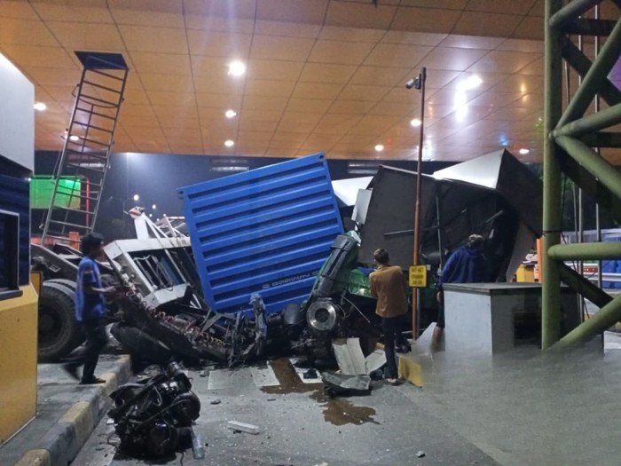 Truk Rem Blong Tabrak Gerbang Tol Ciawi: Kejadian Lagi Bikin Heboh!