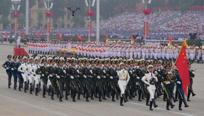 “Demi Parade Hari Kemerdekaan, Warga Vietnam Berjuang di Trotoar demi Semangat Merdeka”