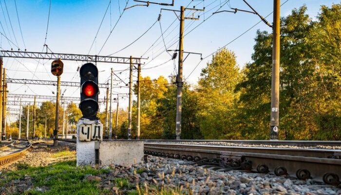 **Penumpang Kesal Kereta Terlambat, Bendera di Jembatan Jadi Biang Keladi di Inggris**