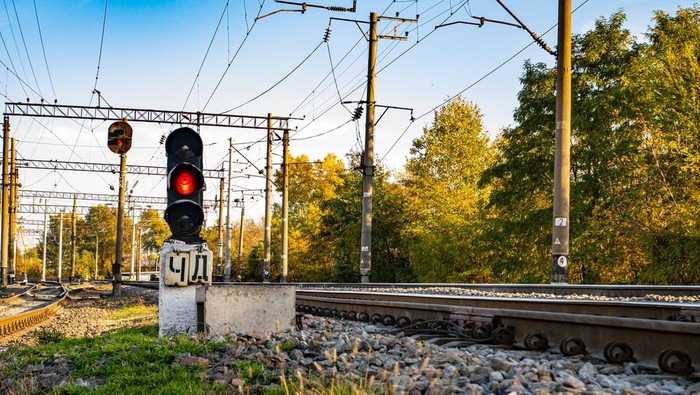 **Penumpang Kesal Kereta Terlambat, Bendera di Jembatan Jadi Biang Keladi di Inggris**